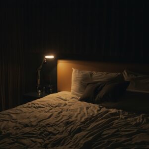 bed met lamp op nachtkastje
