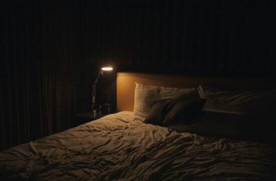 bed met lamp op nachtkastje