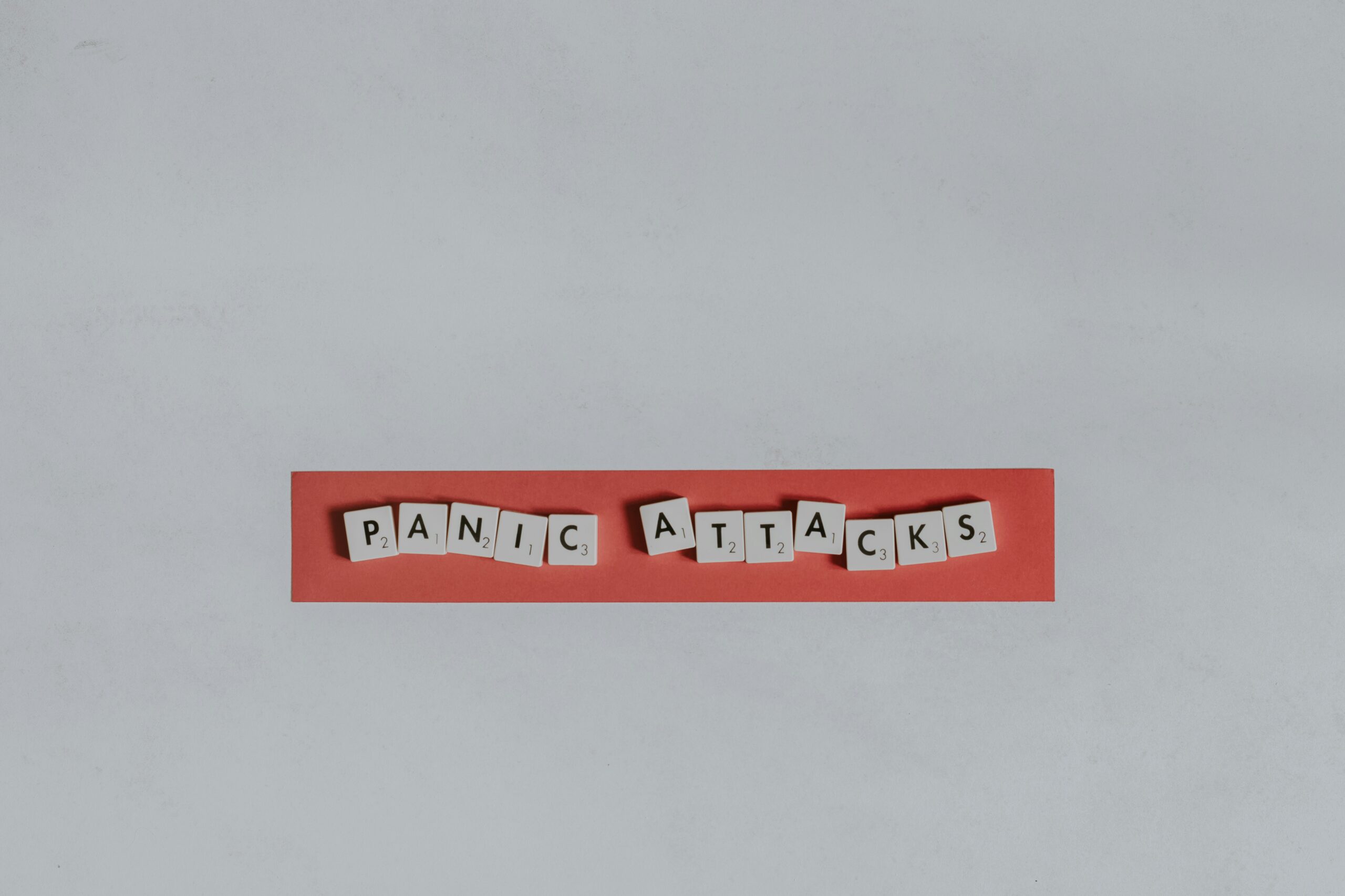 scrabble letters in de tekst 'panic attack'