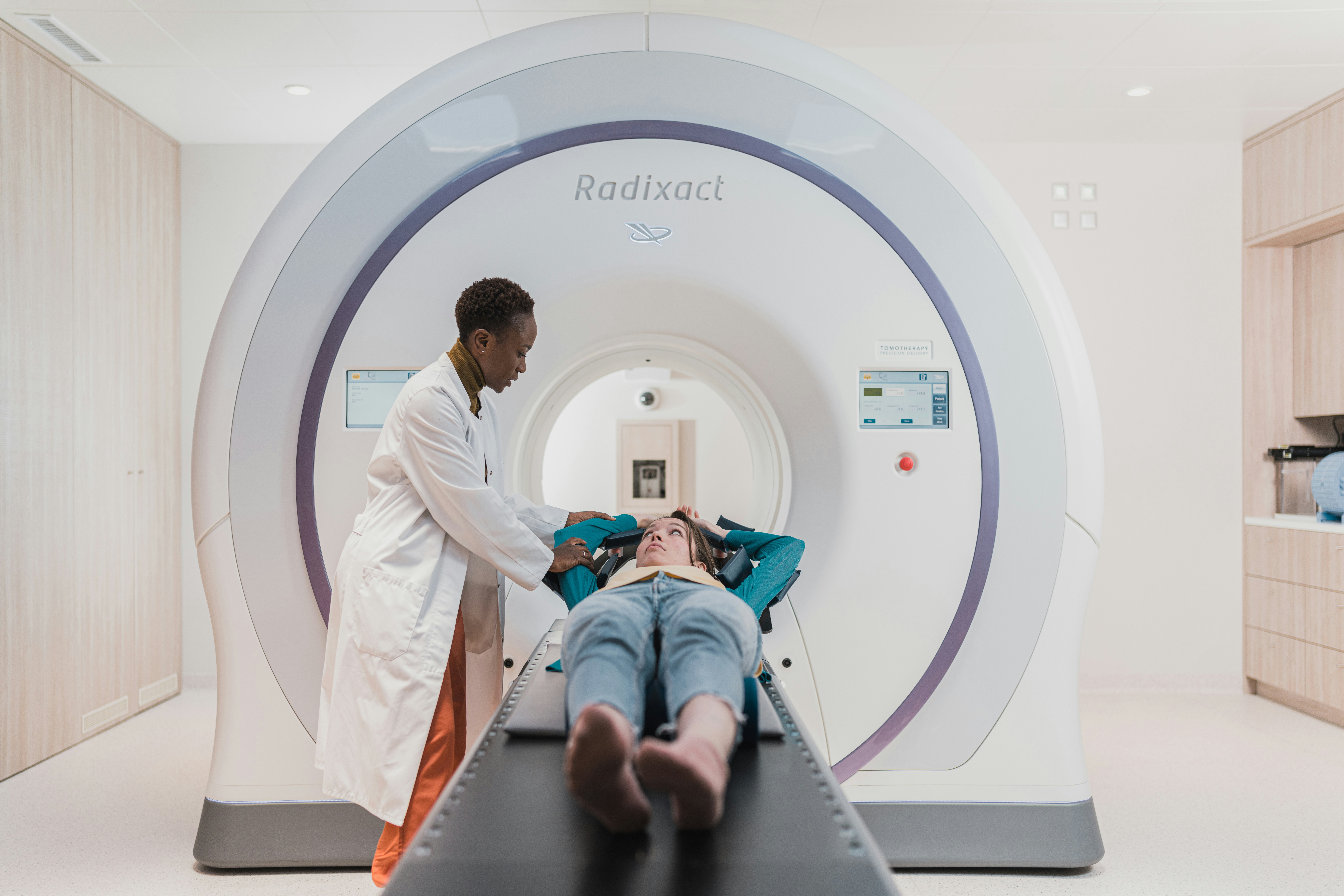 vrouw gaat in MRI scanner