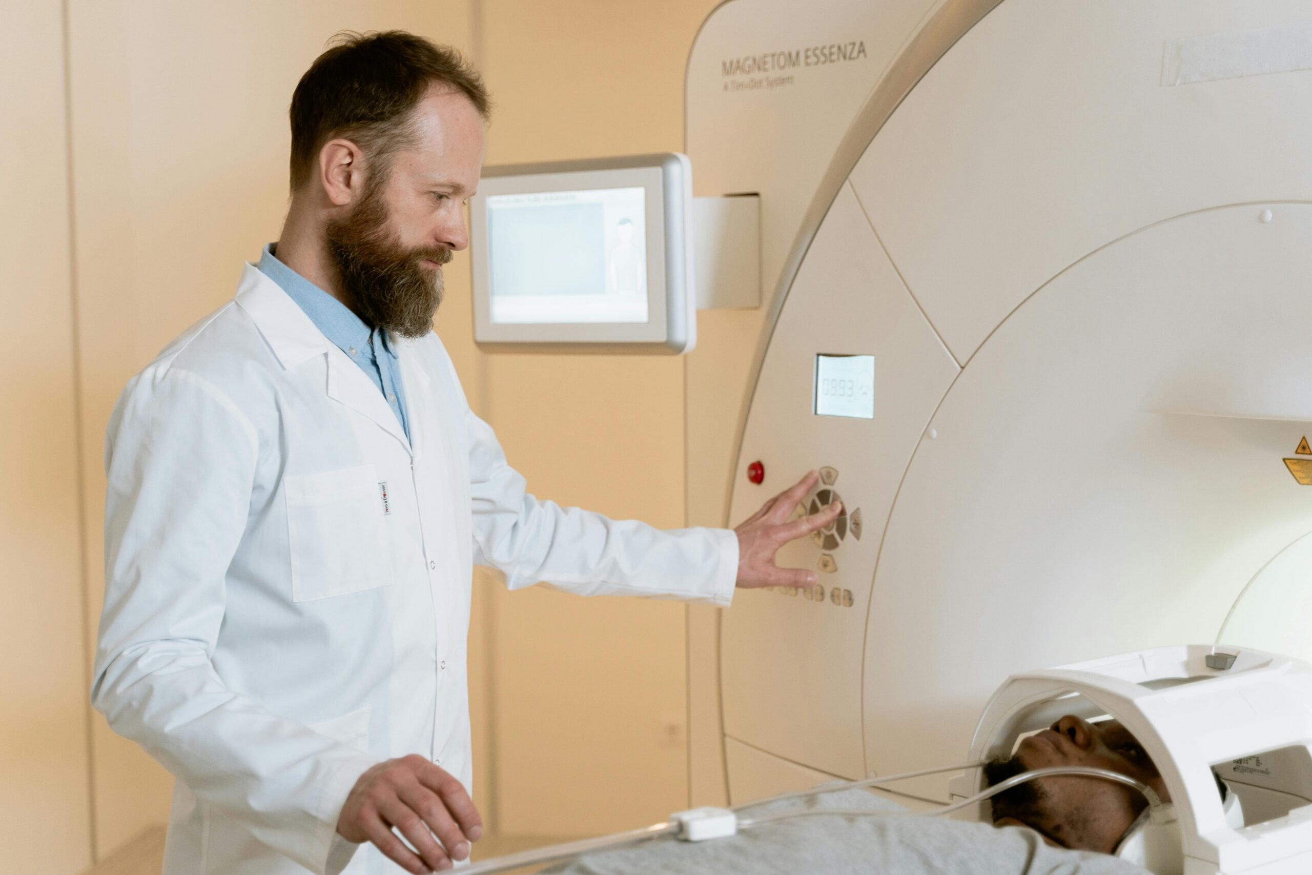 angstige man gaat in MRI scanner