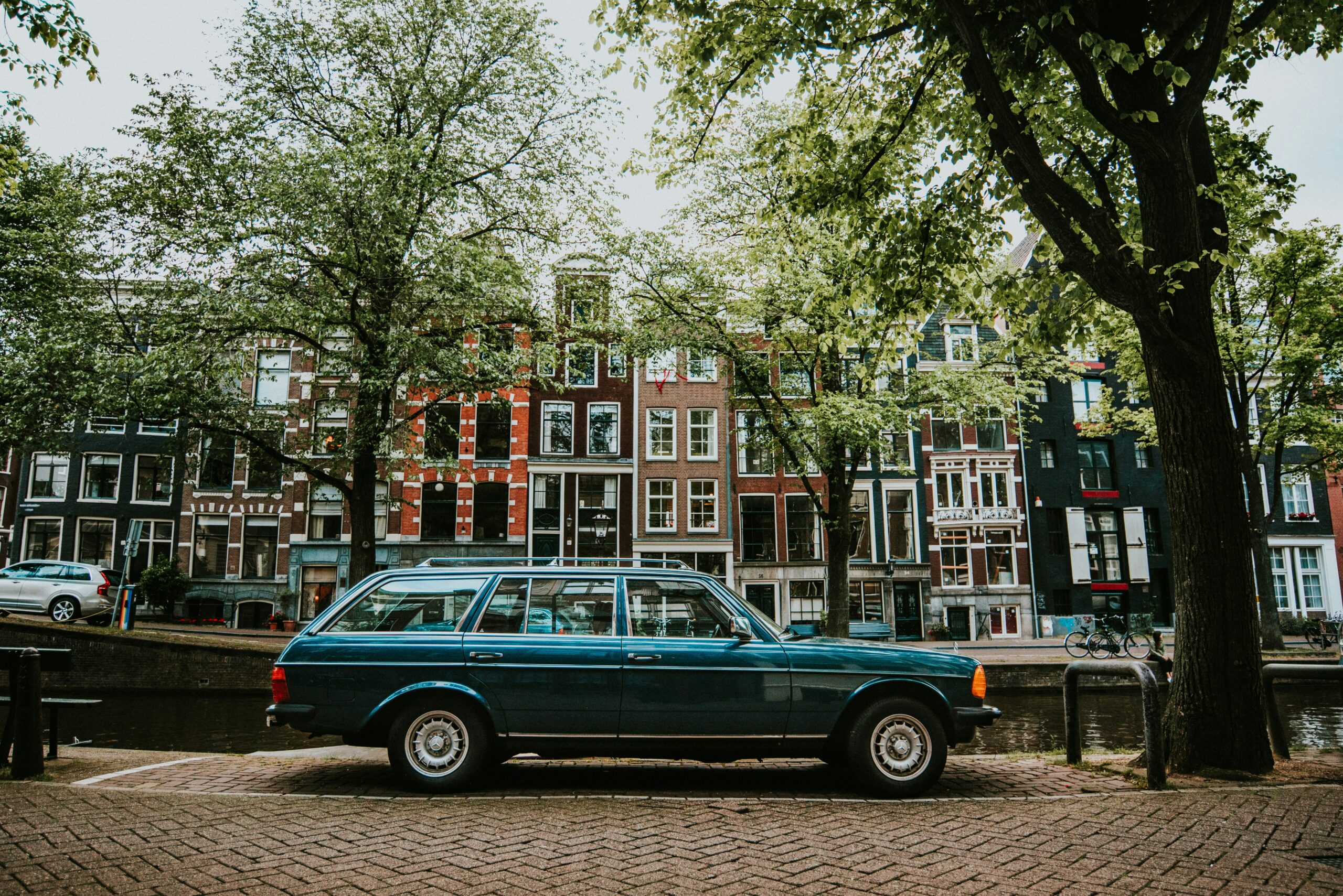 auto die stilstaat op een weg