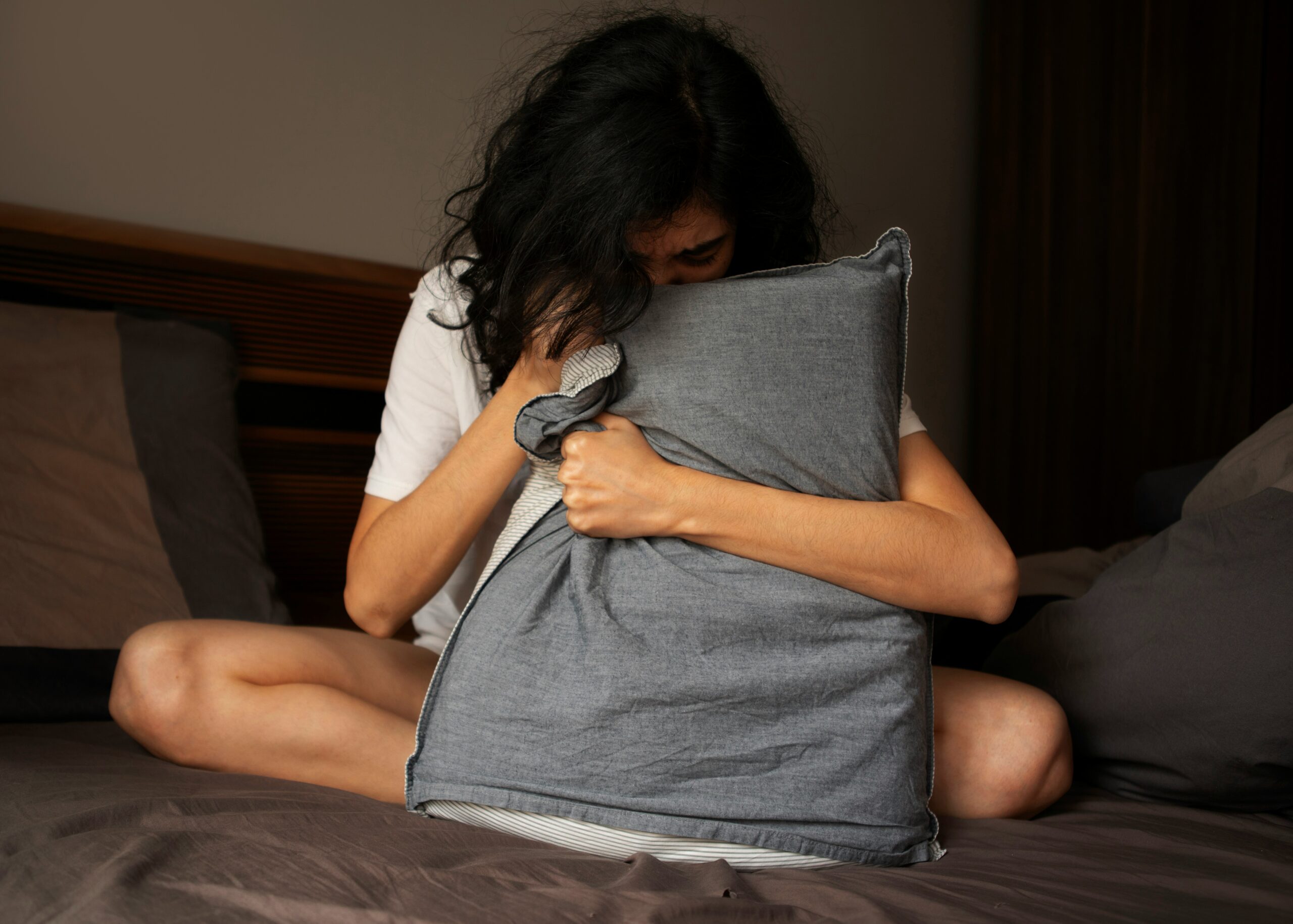 vrouw heeft paniekaanval in bed