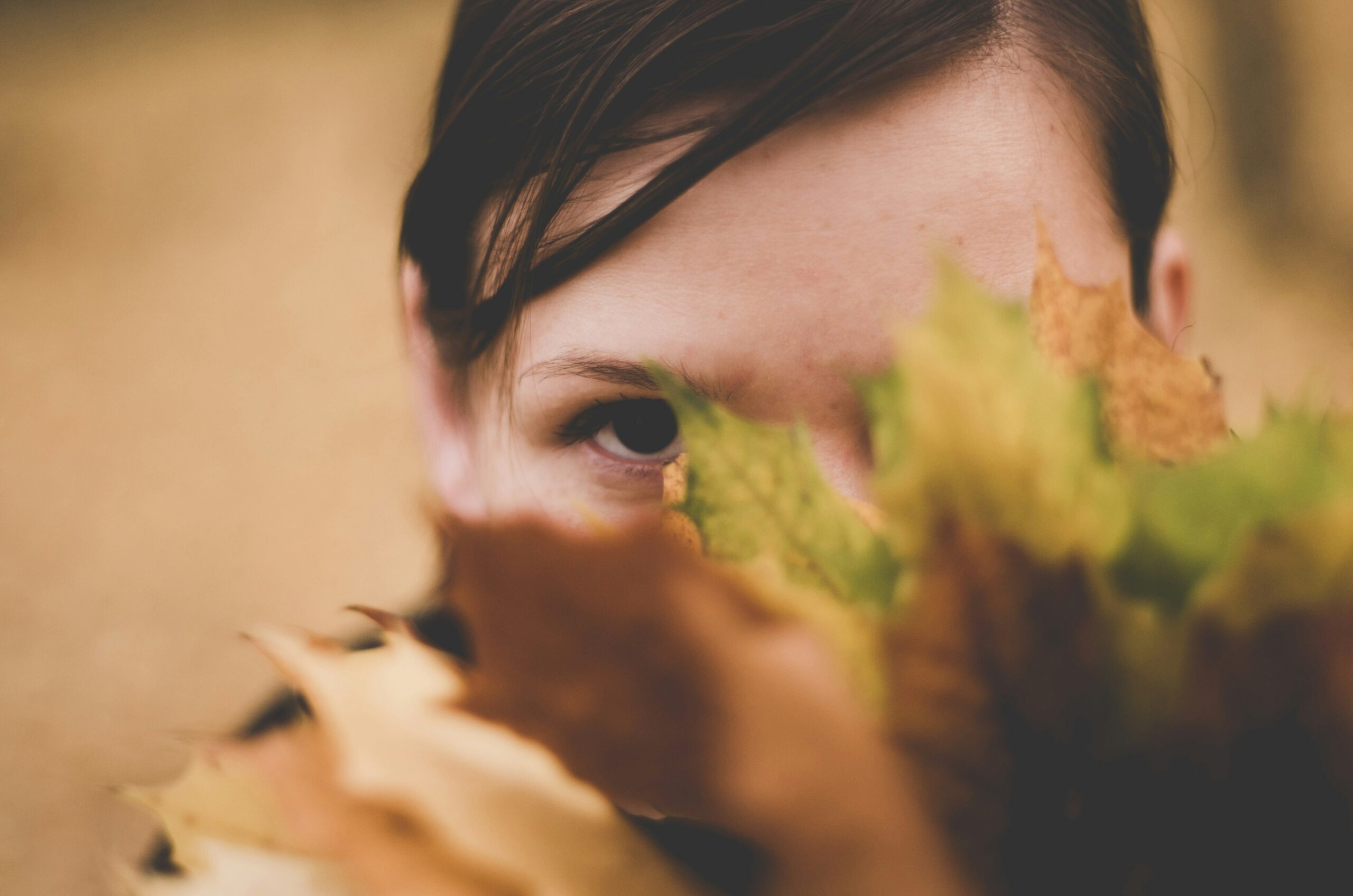 vrouw met sociale angst verstopt zich